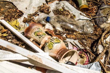 Kharkiv, Ukrayna, 8 Temmuz 2024 Rus füze saldırılarının ardından yere çöp yığıldı. Patlamanın etkisiyle cam ve metal parçaları dört bir yana dağıldı..