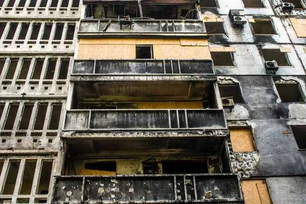 Harkiv, Ukrayna, 8 Temmuz 2024 Saltivka 'da Hasarlı bir bina, Harkiv metropolünde bir kuzey bölgesi. Banliyö bölgesi, Rusya 'nın bombardımanından ülkedeki diğer bölgelerden daha fazla etkilendi..