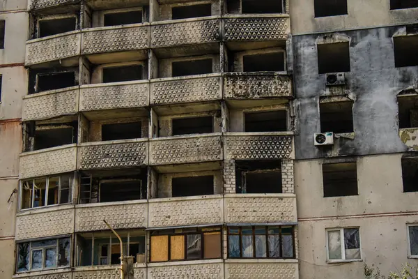 Harkiv, Ukrayna, 8 Temmuz 2024 Saltivka 'da Hasarlı bir bina, Harkiv metropolünde bir kuzey bölgesi. Banliyö bölgesi, Rusya 'nın bombardımanından ülkedeki diğer bölgelerden daha fazla etkilendi..