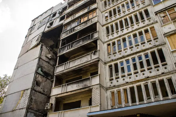 Harkiv, Ukrayna, 8 Temmuz 2024 Saltivka 'da Hasarlı bir bina, Harkiv metropolünde bir kuzey bölgesi. Banliyö bölgesi, Rusya 'nın bombardımanından ülkedeki diğer bölgelerden daha fazla etkilendi..
