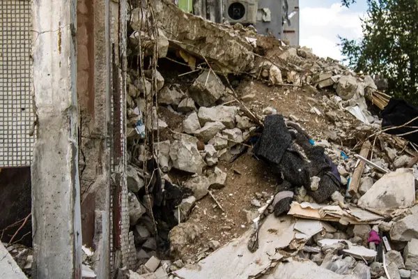 Harkiv, Ukrayna, 8 Temmuz 2024 Saltivka 'da Hasarlı bir bina, Harkiv metropolünde bir kuzey bölgesi. Banliyö bölgesi, Rusya 'nın bombardımanından ülkedeki diğer bölgelerden daha fazla etkilendi..