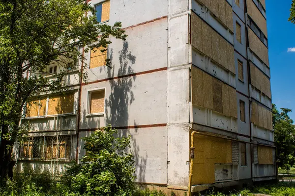 Harkiv, Ukrayna, 8 Temmuz 2024 Saltivka 'da Hasarlı bir bina, Harkiv metropolünde bir kuzey bölgesi. Banliyö bölgesi, Rusya 'nın bombardımanından ülkedeki diğer bölgelerden daha fazla etkilendi..