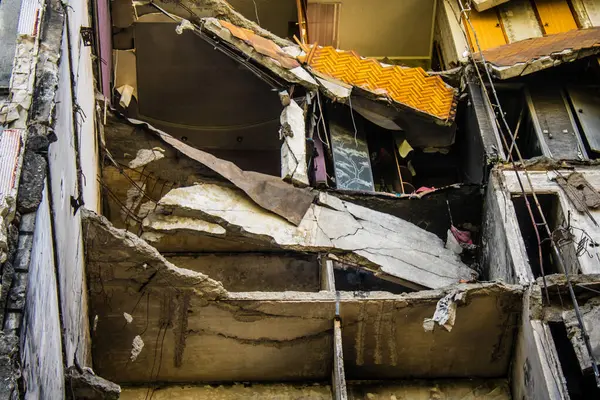 Harkiv, Ukrayna, 8 Temmuz 2024 Saltivka 'da Hasarlı bir bina, Harkiv metropolünde bir kuzey bölgesi. Banliyö bölgesi, Rusya 'nın bombardımanından ülkedeki diğer bölgelerden daha fazla etkilendi..