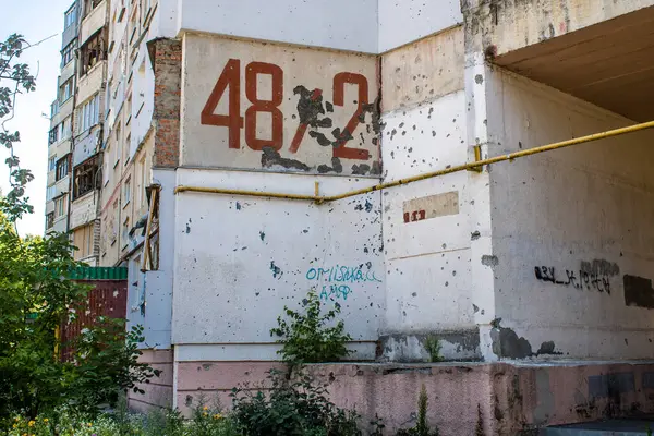 stock image Kharkiv, Ukraine, July 08, 2024 Damaged building in Saltivka, a northern district in the metropolis of Kharkiv. The suburban area was hit harder by Russian shelling than any other area in the country.