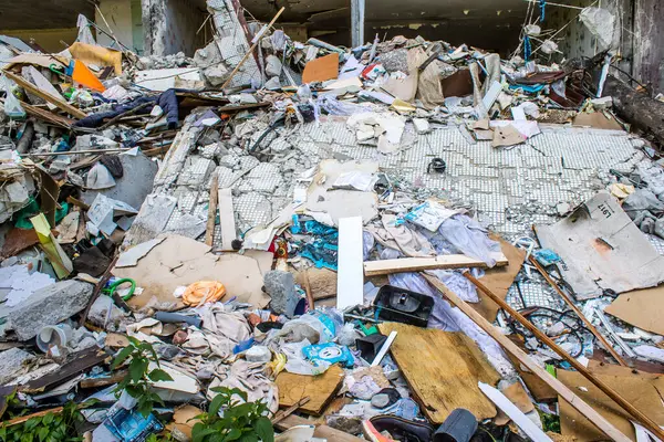 Kharkiv, Ukrayna, 8 Temmuz 2024 Rus füze saldırılarının ardından yere çöp yığıldı. Patlamanın etkisiyle cam ve metal parçaları dört bir yana dağıldı..