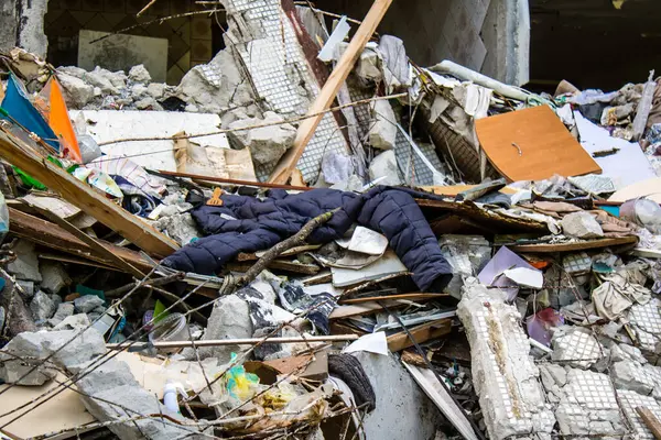 Kharkiv, Ukrayna, 8 Temmuz 2024 Rus füze saldırılarının ardından yere çöp yığıldı. Patlamanın etkisiyle cam ve metal parçaları dört bir yana dağıldı..