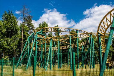 Kharkiv, Ukrayna, 9 Temmuz 2024 Maxim Gorky Park for Culture and Leisure, Kharkiv 'de bir belediye parkı. 2022 Kharkiv Muharebesi sırasında park ağır hasar gördü ve halka kapalı kalmaya devam ediyor.