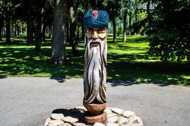 Kharkiv, Ukrayna, 9 Temmuz 2024 Maxim Gorky Park for Culture and Leisure, Kharkiv 'de bir belediye parkı. 2022 Kharkiv Muharebesi sırasında park ağır hasar gördü ve halka kapalı kalmaya devam ediyor.