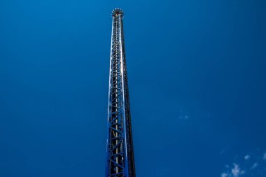 Kharkiv, Ukrayna, 9 Temmuz 2024 Maxim Gorky Park for Culture and Leisure, Kharkiv 'de bir belediye parkı. 2022 Kharkiv Muharebesi sırasında park ağır hasar gördü ve halka kapalı kalmaya devam ediyor.