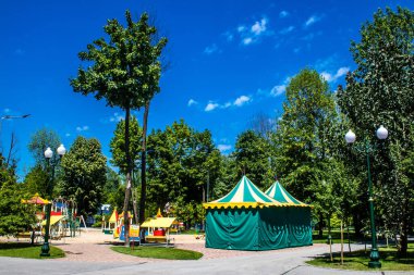 Kharkiv, Ukrayna, 9 Temmuz 2024 Maxim Gorky Park for Culture and Leisure, Kharkiv 'de bir belediye parkı. 2022 Kharkiv Muharebesi sırasında park ağır hasar gördü ve halka kapalı kalmaya devam ediyor.