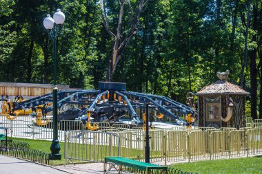 Kharkiv, Ukrayna, 9 Temmuz 2024 Maxim Gorky Park for Culture and Leisure, Kharkiv 'de bir belediye parkı. 2022 Kharkiv Muharebesi sırasında park ağır hasar gördü ve halka kapalı kalmaya devam ediyor.