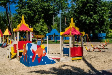 Kharkiv, Ukrayna, 9 Temmuz 2024 Maxim Gorky Park for Culture and Leisure, Kharkiv 'de bir belediye parkı. 2022 Kharkiv Muharebesi sırasında park ağır hasar gördü ve halka kapalı kalmaya devam ediyor.