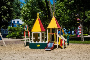 Kharkiv, Ukrayna, 9 Temmuz 2024 Maxim Gorky Park for Culture and Leisure, Kharkiv 'de bir belediye parkı. 2022 Kharkiv Muharebesi sırasında park ağır hasar gördü ve halka kapalı kalmaya devam ediyor.