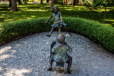 Kharkiv, Ukrayna, 9 Temmuz 2024 Maxim Gorky Park for Culture and Leisure, Kharkiv 'de bir belediye parkı. 2022 Kharkiv Muharebesi sırasında park ağır hasar gördü ve halka kapalı kalmaya devam ediyor.