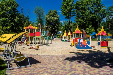 Kharkiv, Ukrayna, 9 Temmuz 2024 Maxim Gorky Park for Culture and Leisure, Kharkiv 'de bir belediye parkı. 2022 Kharkiv Muharebesi sırasında park ağır hasar gördü ve halka kapalı kalmaya devam ediyor.