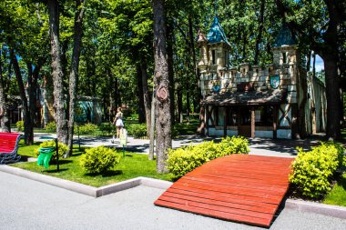 Kharkiv, Ukrayna, 9 Temmuz 2024 Maxim Gorky Park for Culture and Leisure, Kharkiv 'de bir belediye parkı. 2022 Kharkiv Muharebesi sırasında park ağır hasar gördü ve halka kapalı kalmaya devam ediyor.