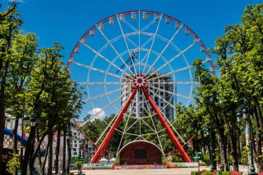 Kharkiv, Ukrayna, 9 Temmuz 2024 Maxim Gorky Park for Culture and Leisure, Kharkiv 'de bir belediye parkı. 2022 Kharkiv Muharebesi sırasında park ağır hasar gördü ve halka kapalı kalmaya devam ediyor.