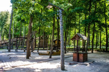 Kharkiv, Ukrayna, 9 Temmuz 2024 Maxim Gorky Park for Culture and Leisure, Kharkiv 'de bir belediye parkı. 2022 Kharkiv Muharebesi sırasında park ağır hasar gördü ve halka kapalı kalmaya devam ediyor.