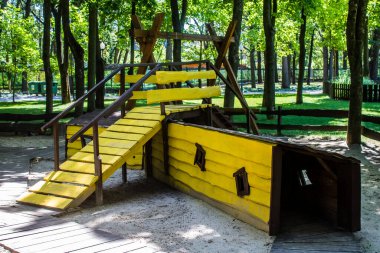 Kharkiv, Ukrayna, 9 Temmuz 2024 Maxim Gorky Park for Culture and Leisure, Kharkiv 'de bir belediye parkı. 2022 Kharkiv Muharebesi sırasında park ağır hasar gördü ve halka kapalı kalmaya devam ediyor.