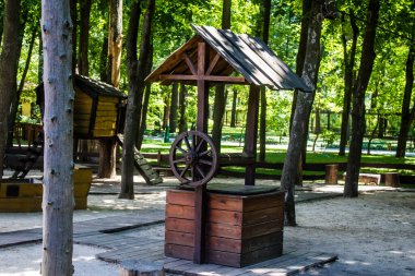 Kharkiv, Ukrayna, 9 Temmuz 2024 Maxim Gorky Park for Culture and Leisure, Kharkiv 'de bir belediye parkı. 2022 Kharkiv Muharebesi sırasında park ağır hasar gördü ve halka kapalı kalmaya devam ediyor.