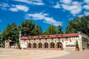 Kharkiv, Ukrayna, 9 Temmuz 2024 Maxim Gorky Park for Culture and Leisure, Kharkiv 'de bir belediye parkı. 2022 Kharkiv Muharebesi sırasında park ağır hasar gördü ve halka kapalı kalmaya devam ediyor.