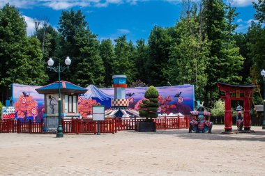 Kharkiv, Ukrayna, 9 Temmuz 2024 Maxim Gorky Park for Culture and Leisure, Kharkiv 'de bir belediye parkı. 2022 Kharkiv Muharebesi sırasında park ağır hasar gördü ve halka kapalı kalmaya devam ediyor.