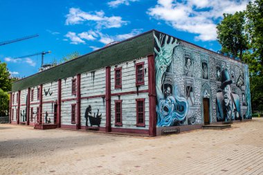 Kharkiv, Ukrayna, 9 Temmuz 2024 Maxim Gorky Park for Culture and Leisure, Kharkiv 'de bir belediye parkı. 2022 Kharkiv Muharebesi sırasında park ağır hasar gördü ve halka kapalı kalmaya devam ediyor.