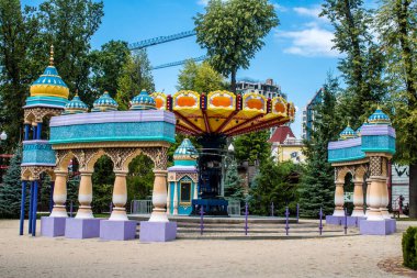 Kharkiv, Ukrayna, 9 Temmuz 2024 Maxim Gorky Park for Culture and Leisure, Kharkiv 'de bir belediye parkı. 2022 Kharkiv Muharebesi sırasında park ağır hasar gördü ve halka kapalı kalmaya devam ediyor.