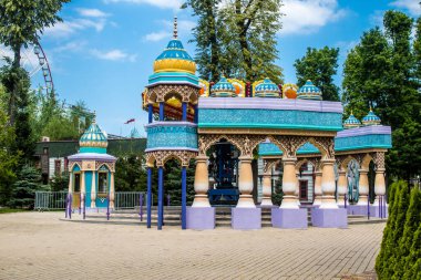 Kharkiv, Ukrayna, 9 Temmuz 2024 Maxim Gorky Park for Culture and Leisure, Kharkiv 'de bir belediye parkı. 2022 Kharkiv Muharebesi sırasında park ağır hasar gördü ve halka kapalı kalmaya devam ediyor.