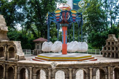 Kharkiv, Ukrayna, 9 Temmuz 2024 Maxim Gorky Park for Culture and Leisure, Kharkiv 'de bir belediye parkı. 2022 Kharkiv Muharebesi sırasında park ağır hasar gördü ve halka kapalı kalmaya devam ediyor.