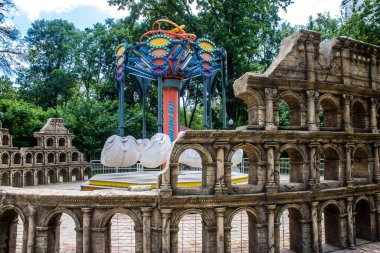 Kharkiv, Ukrayna, 9 Temmuz 2024 Maxim Gorky Park for Culture and Leisure, Kharkiv 'de bir belediye parkı. 2022 Kharkiv Muharebesi sırasında park ağır hasar gördü ve halka kapalı kalmaya devam ediyor.