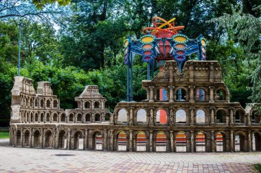 Kharkiv, Ukrayna, 9 Temmuz 2024 Maxim Gorky Park for Culture and Leisure, Kharkiv 'de bir belediye parkı. 2022 Kharkiv Muharebesi sırasında park ağır hasar gördü ve halka kapalı kalmaya devam ediyor.