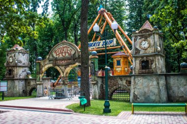 Kharkiv, Ukrayna, 9 Temmuz 2024 Maxim Gorky Park for Culture and Leisure, Kharkiv 'de bir belediye parkı. 2022 Kharkiv Muharebesi sırasında park ağır hasar gördü ve halka kapalı kalmaya devam ediyor.