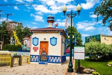 Kharkiv, Ukrayna, 9 Temmuz 2024 Maxim Gorky Park for Culture and Leisure, Kharkiv 'de bir belediye parkı. 2022 Kharkiv Muharebesi sırasında park ağır hasar gördü ve halka kapalı kalmaya devam ediyor.