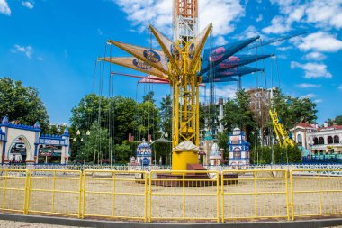 Kharkiv, Ukrayna, 9 Temmuz 2024 Maxim Gorky Park for Culture and Leisure, Kharkiv 'de bir belediye parkı. 2022 Kharkiv Muharebesi sırasında park ağır hasar gördü ve halka kapalı kalmaya devam ediyor.