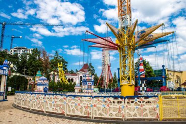 Kharkiv, Ukrayna, 9 Temmuz 2024 Maxim Gorky Park for Culture and Leisure, Kharkiv 'de bir belediye parkı. 2022 Kharkiv Muharebesi sırasında park ağır hasar gördü ve halka kapalı kalmaya devam ediyor.