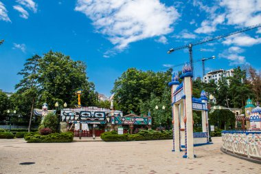 Kharkiv, Ukrayna, 9 Temmuz 2024 Maxim Gorky Park for Culture and Leisure, Kharkiv 'de bir belediye parkı. 2022 Kharkiv Muharebesi sırasında park ağır hasar gördü ve halka kapalı kalmaya devam ediyor.