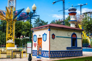 Kharkiv, Ukrayna, 9 Temmuz 2024 Maxim Gorky Park for Culture and Leisure, Kharkiv 'de bir belediye parkı. 2022 Kharkiv Muharebesi sırasında park ağır hasar gördü ve halka kapalı kalmaya devam ediyor.