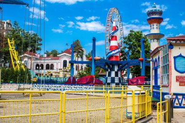 Kharkiv, Ukrayna, 9 Temmuz 2024 Maxim Gorky Park for Culture and Leisure, Kharkiv 'de bir belediye parkı. 2022 Kharkiv Muharebesi sırasında park ağır hasar gördü ve halka kapalı kalmaya devam ediyor.