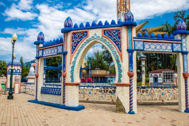 Kharkiv, Ukrayna, 9 Temmuz 2024 Maxim Gorky Park for Culture and Leisure, Kharkiv 'de bir belediye parkı. 2022 Kharkiv Muharebesi sırasında park ağır hasar gördü ve halka kapalı kalmaya devam ediyor.