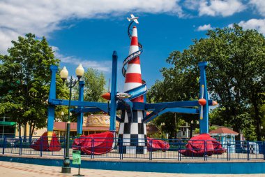 Kharkiv, Ukrayna, 9 Temmuz 2024 Maxim Gorky Park for Culture and Leisure, Kharkiv 'de bir belediye parkı. 2022 Kharkiv Muharebesi sırasında park ağır hasar gördü ve halka kapalı kalmaya devam ediyor.