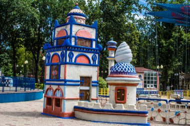 Kharkiv, Ukrayna, 9 Temmuz 2024 Maxim Gorky Park for Culture and Leisure, Kharkiv 'de bir belediye parkı. 2022 Kharkiv Muharebesi sırasında park ağır hasar gördü ve halka kapalı kalmaya devam ediyor.