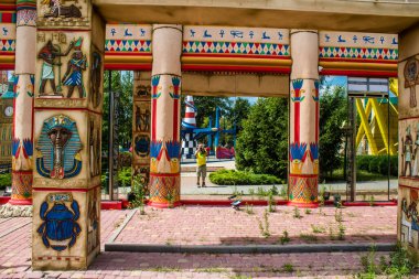 Kharkiv, Ukrayna, 9 Temmuz 2024 Maxim Gorky Park for Culture and Leisure, Kharkiv 'de bir belediye parkı. 2022 Kharkiv Muharebesi sırasında park ağır hasar gördü ve halka kapalı kalmaya devam ediyor.