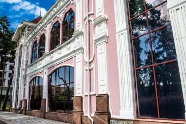 Kharkiv, Ukrayna, 9 Temmuz 2024 Maxim Gorky Park for Culture and Leisure, Kharkiv 'de bir belediye parkı. 2022 Kharkiv Muharebesi sırasında park ağır hasar gördü ve halka kapalı kalmaya devam ediyor.