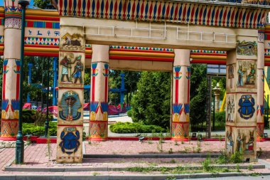 Kharkiv, Ukrayna, 9 Temmuz 2024 Maxim Gorky Park for Culture and Leisure, Kharkiv 'de bir belediye parkı. 2022 Kharkiv Muharebesi sırasında park ağır hasar gördü ve halka kapalı kalmaya devam ediyor.