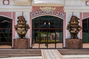 Kharkiv, Ukrayna, 9 Temmuz 2024 Maxim Gorky Park for Culture and Leisure, Kharkiv 'de bir belediye parkı. 2022 Kharkiv Muharebesi sırasında park ağır hasar gördü ve halka kapalı kalmaya devam ediyor.