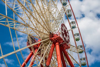 Kharkiv, Ukrayna, 9 Temmuz 2024 Maxim Gorky Park for Culture and Leisure, Kharkiv 'de bir belediye parkı. 2022 Kharkiv Muharebesi sırasında park ağır hasar gördü ve halka kapalı kalmaya devam ediyor.