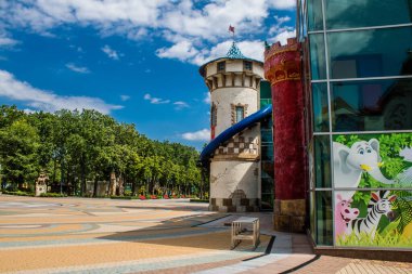 Kharkiv, Ukrayna, 9 Temmuz 2024 Maxim Gorky Park for Culture and Leisure, Kharkiv 'de bir belediye parkı. 2022 Kharkiv Muharebesi sırasında park ağır hasar gördü ve halka kapalı kalmaya devam ediyor.