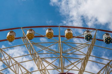 Kharkiv, Ukrayna, 9 Temmuz 2024 Maxim Gorky Park for Culture and Leisure, Kharkiv 'de bir belediye parkı. 2022 Kharkiv Muharebesi sırasında park ağır hasar gördü ve halka kapalı kalmaya devam ediyor.