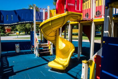 Kharkiv, Ukrayna, 9 Temmuz 2024 Maxim Gorky Park for Culture and Leisure, Kharkiv 'de bir belediye parkı. 2022 Kharkiv Muharebesi sırasında park ağır hasar gördü ve halka kapalı kalmaya devam ediyor.